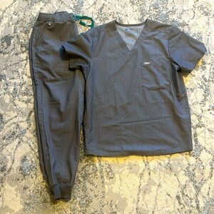 Men’s graphite FIGS scrub set